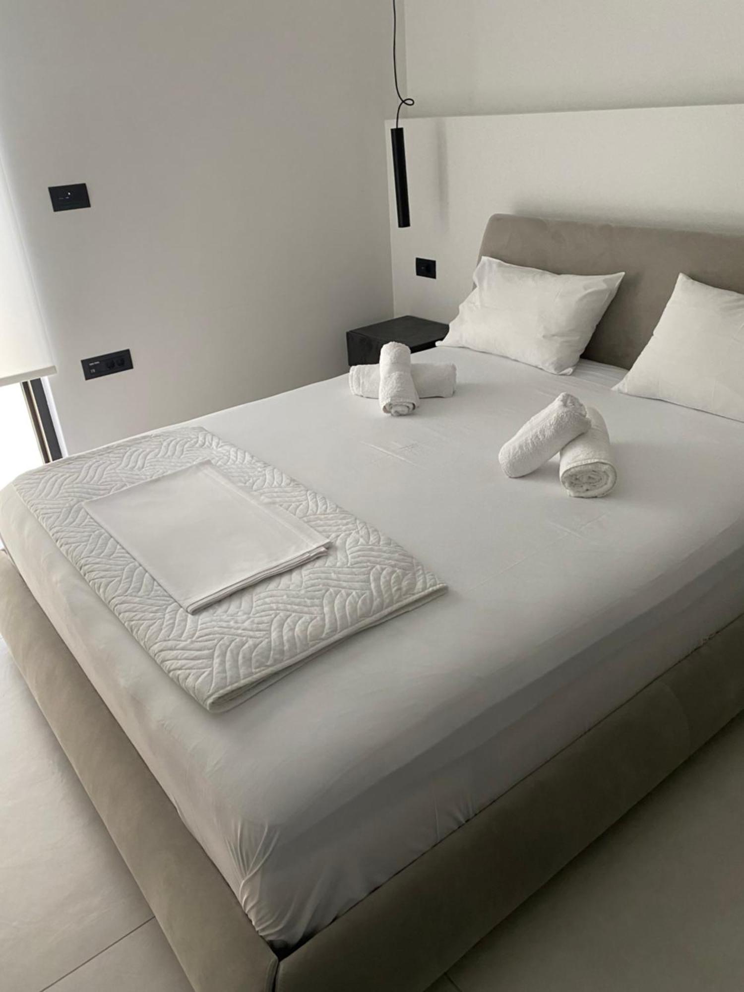White And Black Aegina Exterior photo